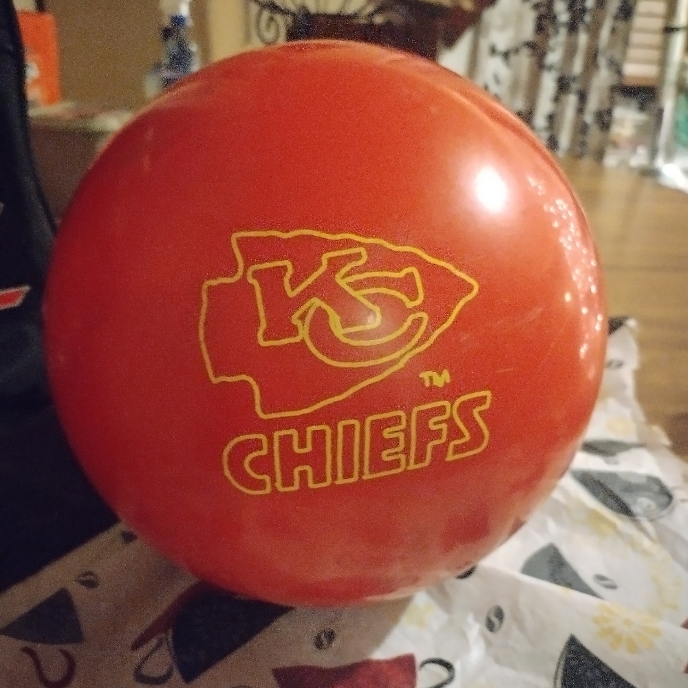 Chiefs bowling ball with carryingbag